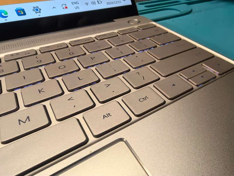 HUAWEI MATEBOOK X*i7-7500U*8GB DDR4*256GB SSD*2K DISPLAY*IPS*UHD GRAPHICS