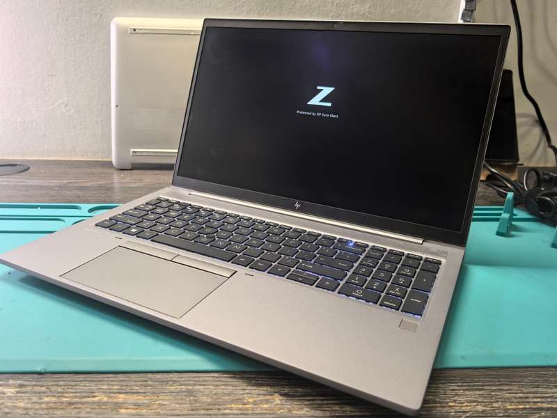 HP ZBook Firefly 15 G7 with i7-10510U, 16GB DDR4, 4TB SSD, FHD display, and docking station