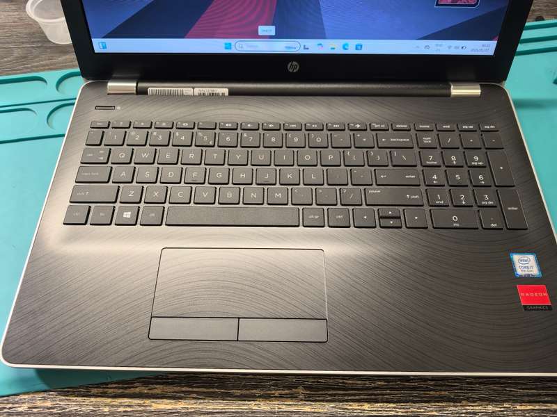 Quad Core i7 HP Notebook 15 with i7-8550U, 8GB DDR4, 256GB SSD, Radeon 520, HD
