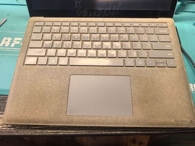 *Microsoft Surface LAPTOP*i7-7660U*8GB DDR4*256GB SSD*2K DISPLAY!*IRIS PLUS!