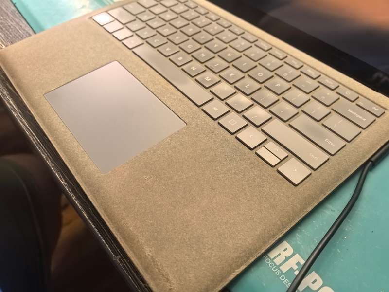 *Microsoft Surface LAPTOP*i7-7660U*8GB DDR4*256GB SSD*2K DISPLAY!*IRIS PLUS!