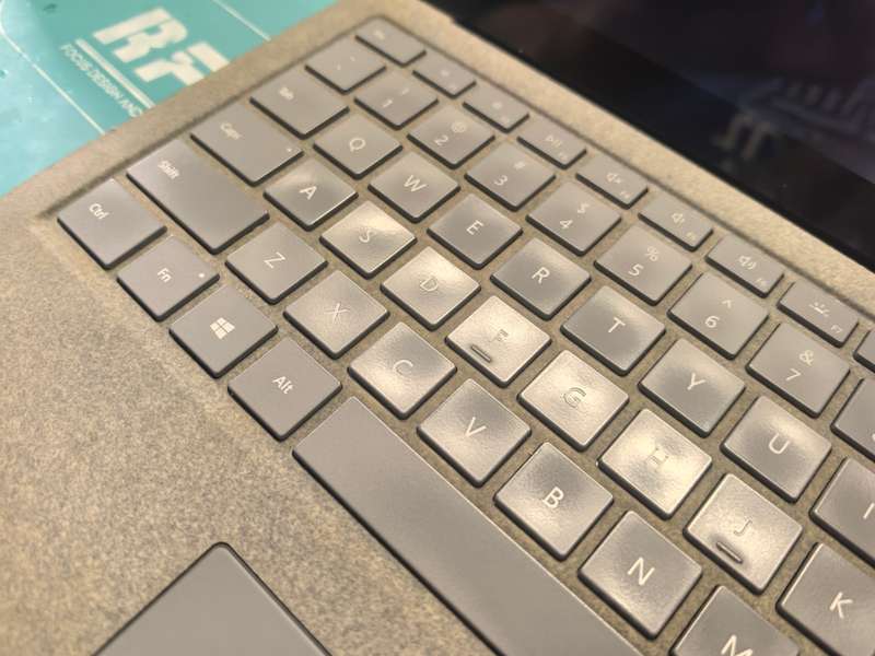 *Microsoft Surface LAPTOP*i7-7660U*8GB DDR4*256GB SSD*2K DISPLAY!*IRIS PLUS!