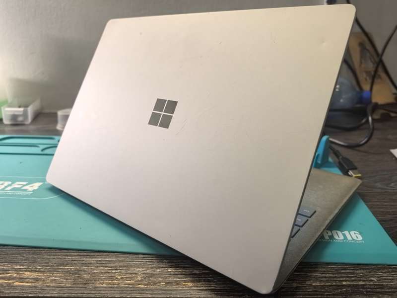 *Microsoft Surface LAPTOP*i7-7660U*8GB DDR4*256GB SSD*2K DISPLAY!*IRIS PLUS!