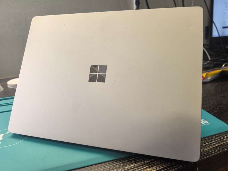 *Microsoft Surface LAPTOP*i7-7660U*8GB DDR4*256GB SSD*2K DISPLAY!*IRIS PLUS!