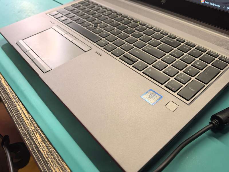HP ZBOOK 15 G5*i7-8850H*16GB DDR4*256GB SSD*NVIDIA P2000 4GB*FHD
