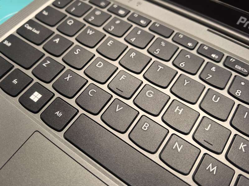 10th gen I7-PROLINE V146*i7-1065G7*8GB DDR4*256GB SSD*HD*IRIS GRAPHICS
