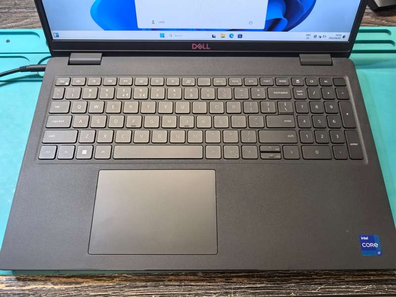 11TH GEN i7-DELL LATITUDE 3520-i7-1165G7-16GB DDR4-256GB SSD-FHD