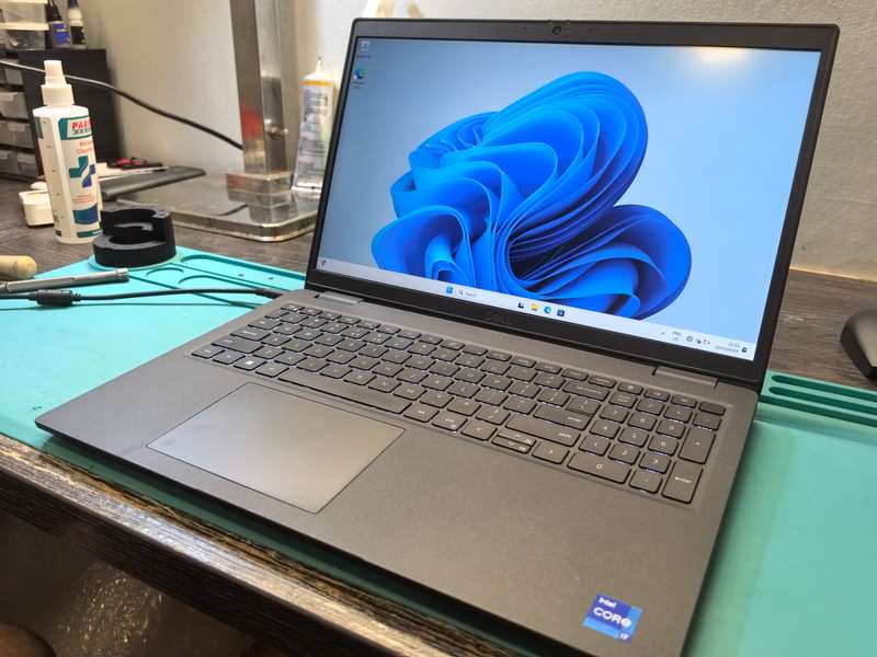 11TH GEN i7-DELL LATITUDE 3520-i7-1165G7-16GB DDR4-256GB SSD-FHD