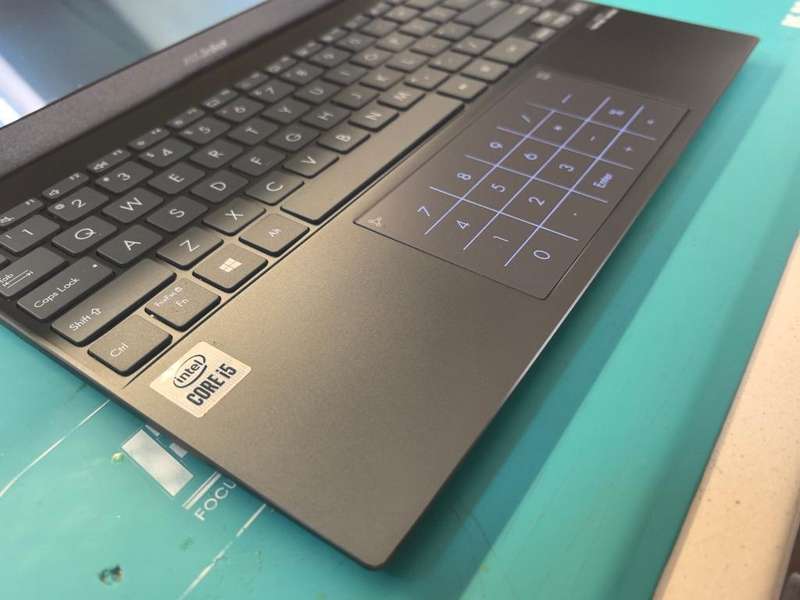 AS NEW-ASUS ZENBOOK 13 UX325E*i5-1035G4-8GB DDR4-512GB SSD-FHD-IRIS GRAPHICS