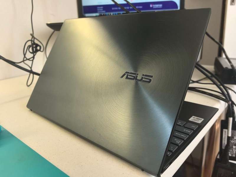 AS NEW-ASUS ZENBOOK 13 UX325E*i5-1035G4-8GB DDR4-512GB SSD-FHD-IRIS GRAPHICS