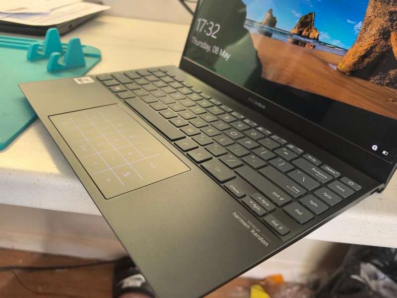 AS NEW-ASUS ZENBOOK 13 UX325E*i5-1035G4-8GB DDR4-512GB SSD-FHD-IRIS GRAPHICS
