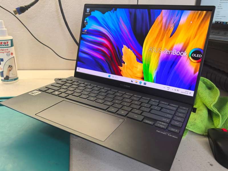 AS NEW-ASUS ZENBOOK 13 UX325E*i5-1035G4-8GB DDR4-512GB SSD-FHD-IRIS GRAPHICS