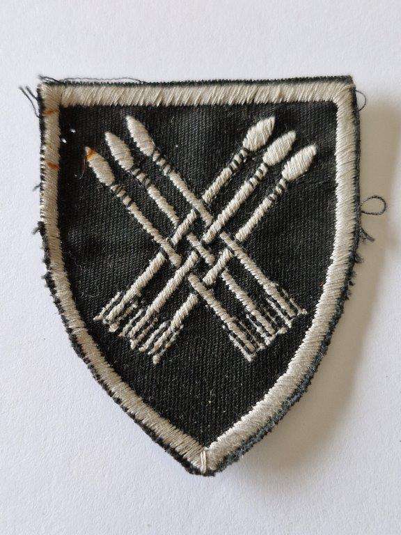 32 Battalion cloth shoulder flash.