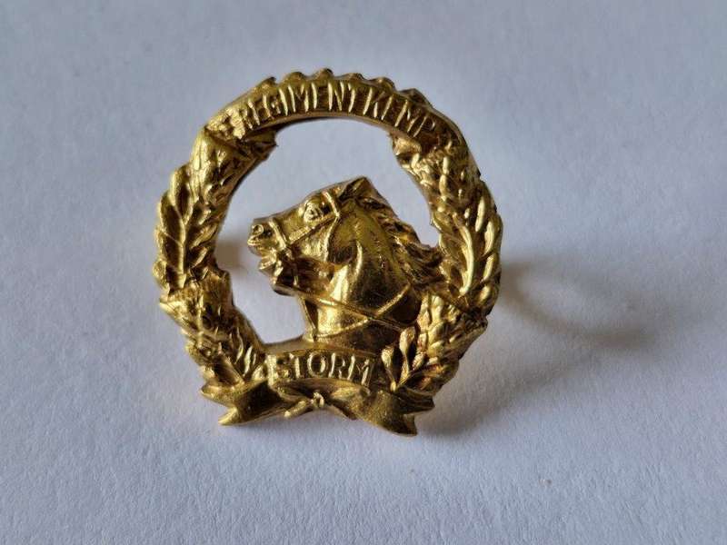 Regiment Kemp collar Badge.