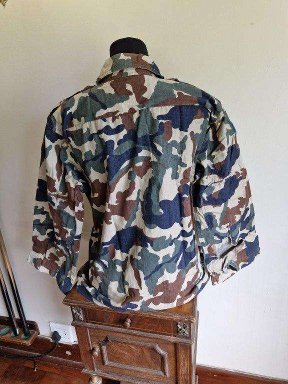 Unknown Camo Jacket. 52 Cm Armpit to Armpit. Has a tear