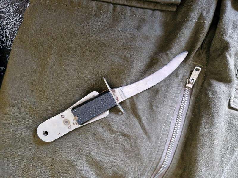 SAAF Flight Suit with survival knife. 46 Cm Armpit to Armpit. Scales one side of knife broken.