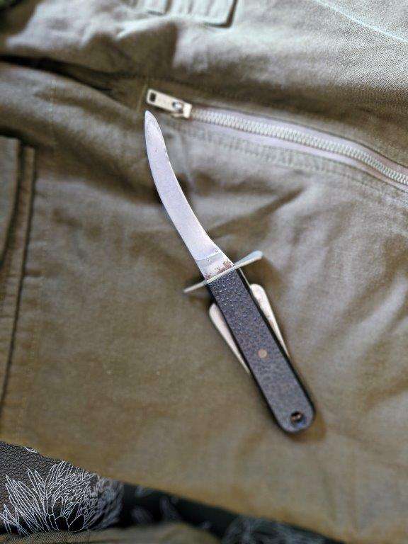 SAAF Flight Suit with survival knife. 46 Cm Armpit to Armpit. Scales one side of knife broken.