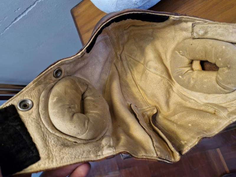 WWII RAF type B flying helmet, Battle of Britain. Age related wear, replaced chinstrap