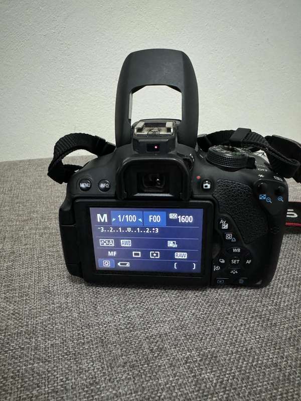 Canon EOS 700D + EF-S 18-55mm 3.5-5.6 kit lense + accesories
