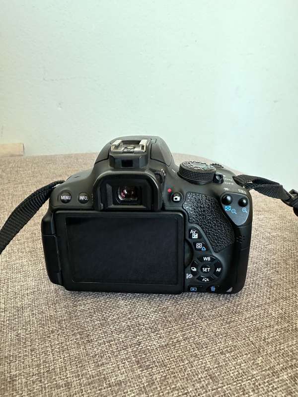 Canon EOS 700D + EF-S 18-55mm 3.5-5.6 kit lense + accesories