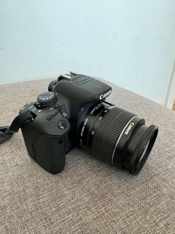 Canon EOS 700D + EF-S 18-55mm 3.5-5.6 kit lense + accesories