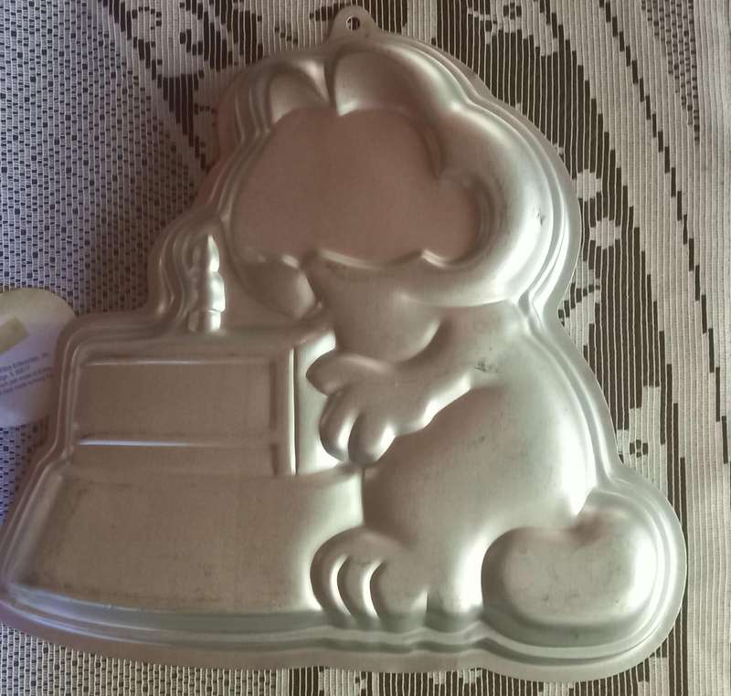 Wilton 1987 Garfield Double Layer Cake Pan With Re-Useable Garfield Hard Plastic Face