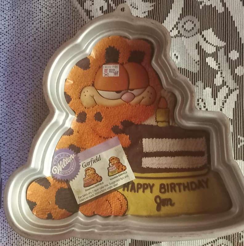 Wilton 1987 Garfield Double Layer Cake Pan With Re-Useable Garfield Hard Plastic Face