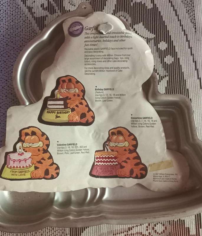 Wilton 1987 Garfield Double Layer Cake Pan With Re-Useable Garfield Hard Plastic Face