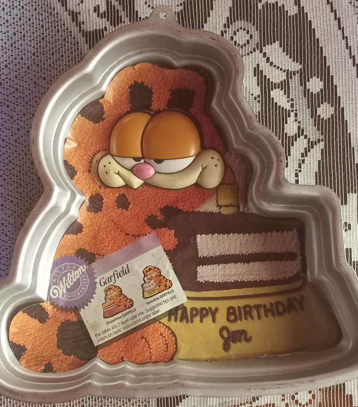 Wilton 1987 Garfield Double Layer Cake Pan With Re-Useable Garfield Hard Plastic Face