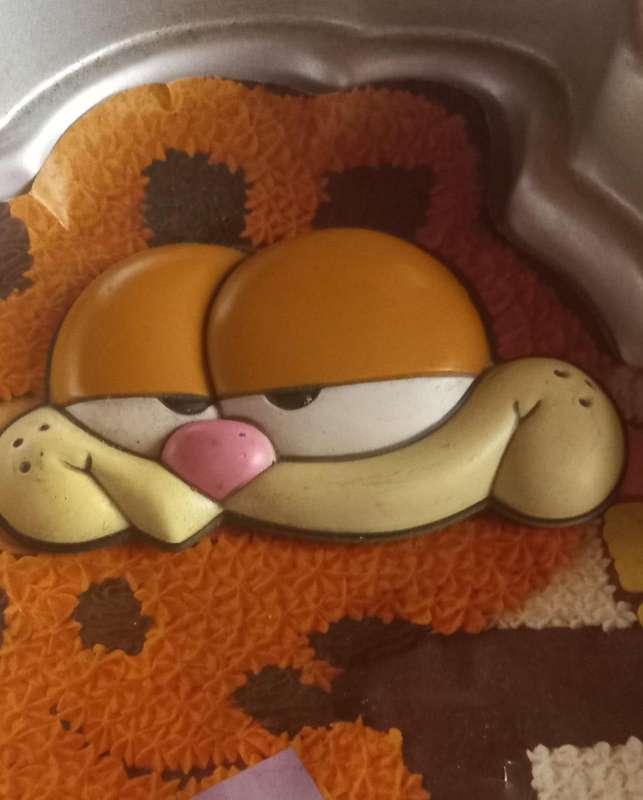 Wilton 1987 Garfield Double Layer Cake Pan With Re-Useable Garfield Hard Plastic Face