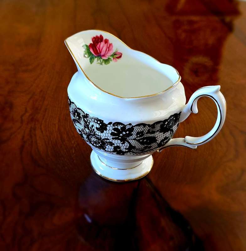 Royal Albert - Senorita