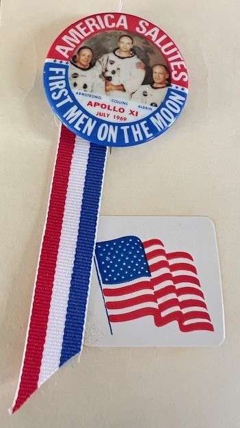1969 APOLLO 11 MOON LANDING PIN BACK BADGE - SUPERB!