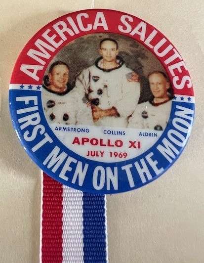 1969 APOLLO 11 MOON LANDING PIN BACK BADGE - SUPERB!