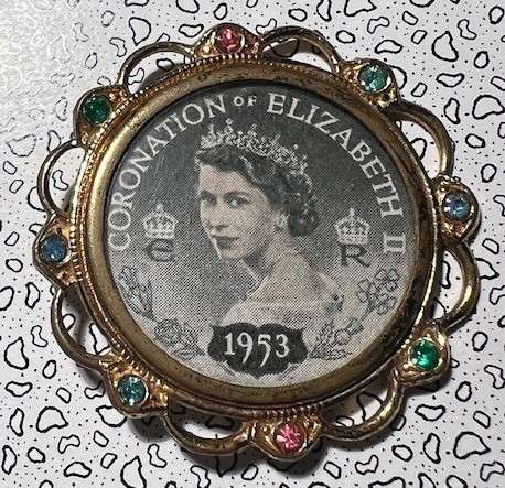 1953 QUEEN ELIZABETH CORONATION PIN BACK BADGE