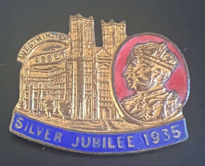 1935 SILVER JUBILEE OF KING GEORGE V PIN BACK BADGE
