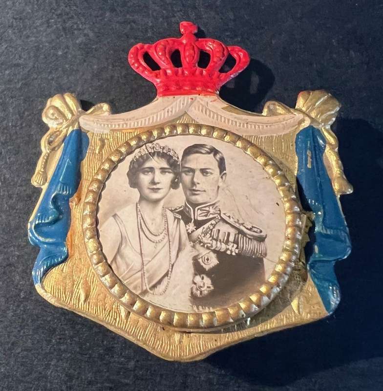 KING GEORGE VI & QUEEN ELIZABETH PIN BACK BADGE