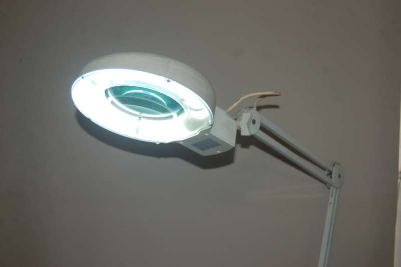 MAGNIFYING WELL LIT FLEXABLE STAND FOR THOSE NEEDING READING AID (WELL USED)