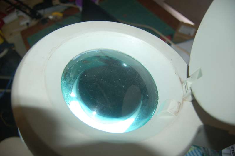 MAGNIFYING WELL LIT FLEXABLE STAND FOR THOSE NEEDING READING AID (WELL USED)
