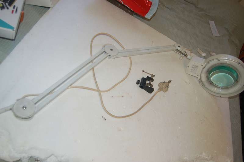 MAGNIFYING WELL LIT FLEXABLE STAND FOR THOSE NEEDING READING AID (WELL USED)