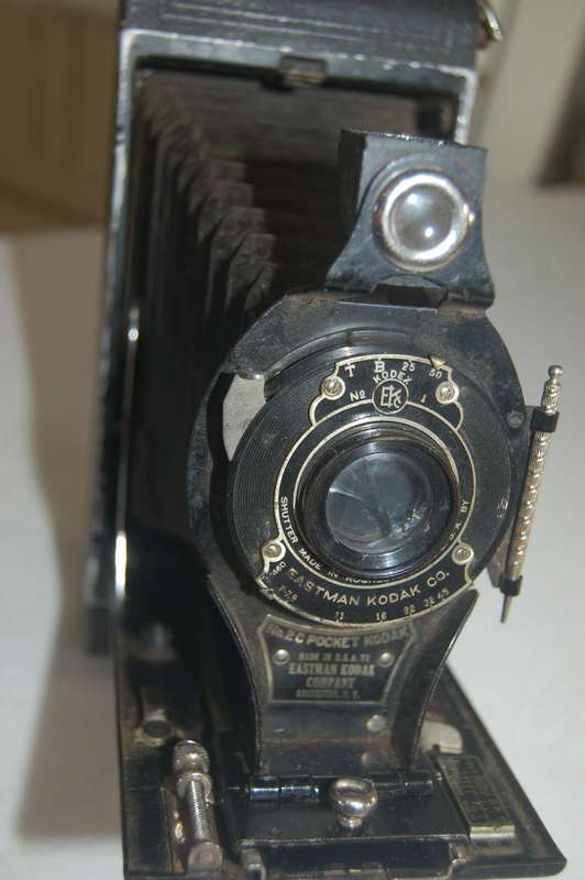 IN 5/10 CONDITION THIS KODAK MODEL 2C CAMERA WITH BELLOW LENS. APPROX 1927 AND US MADE