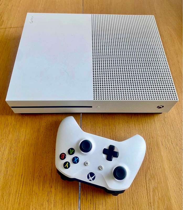 Xbox One S 500GB with 1x controller (very good condition)