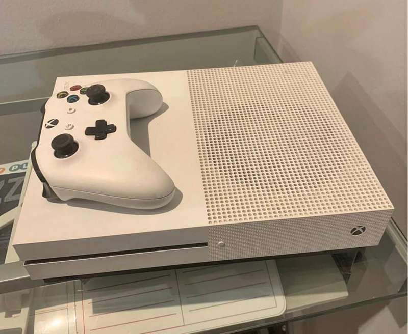 Xbox One S 500GB with 1 controller (good condition)