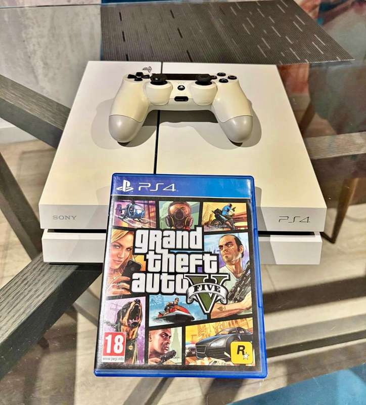 Sony PlayStation 4 PS4 500GB white with 1 controller & 1 game (good condition)
