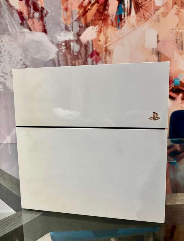 Sony PlayStation 4 PS4 500GB white with 1 controller & 1 game (good condition)
