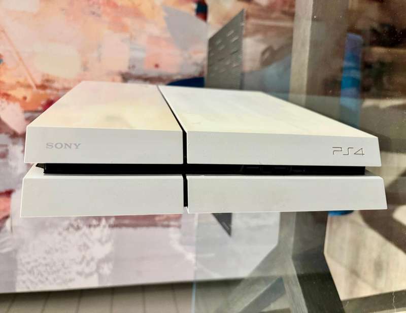 Sony PlayStation 4 PS4 500GB white with 1 controller & 1 game (good condition)
