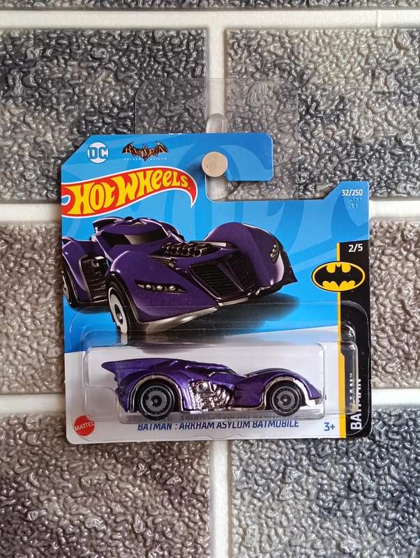Batman : Arkham Asylum Batmobile 2/5