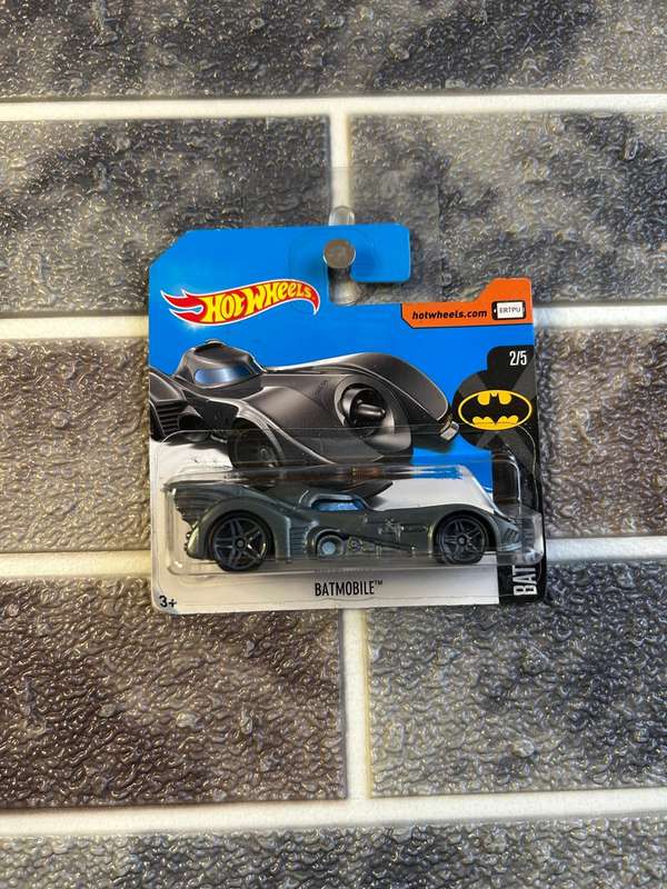 Hot Wheels Batmobile 2/5