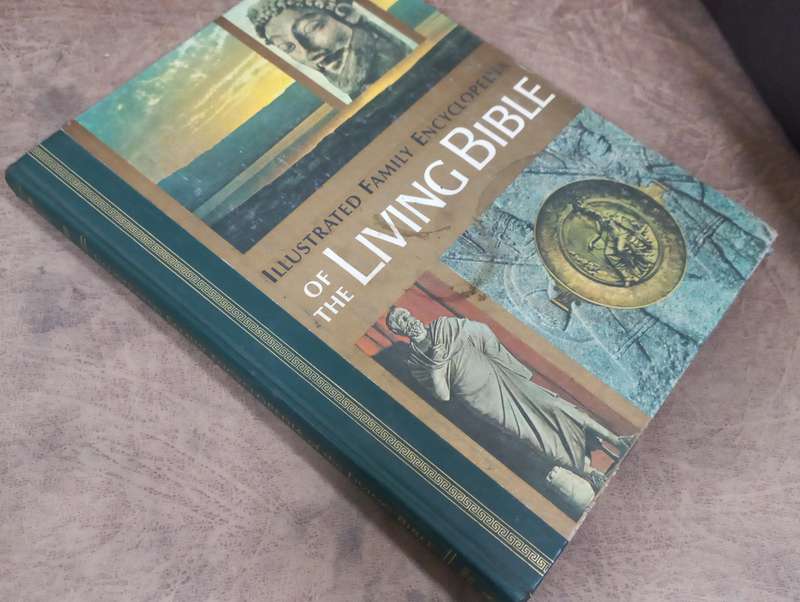 Illustrated Family Encyclopedia of the Living Bible: Volume 1 Genesis
