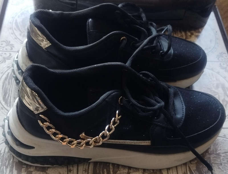 Pair of hardly used Identity size 7 Sneakers