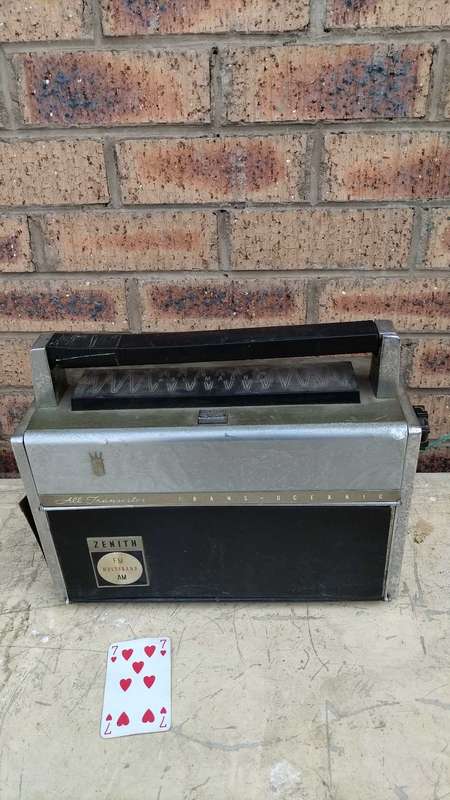 Vintage Zenith Transoceanic Royal 3000-1 multi-band radio 1964